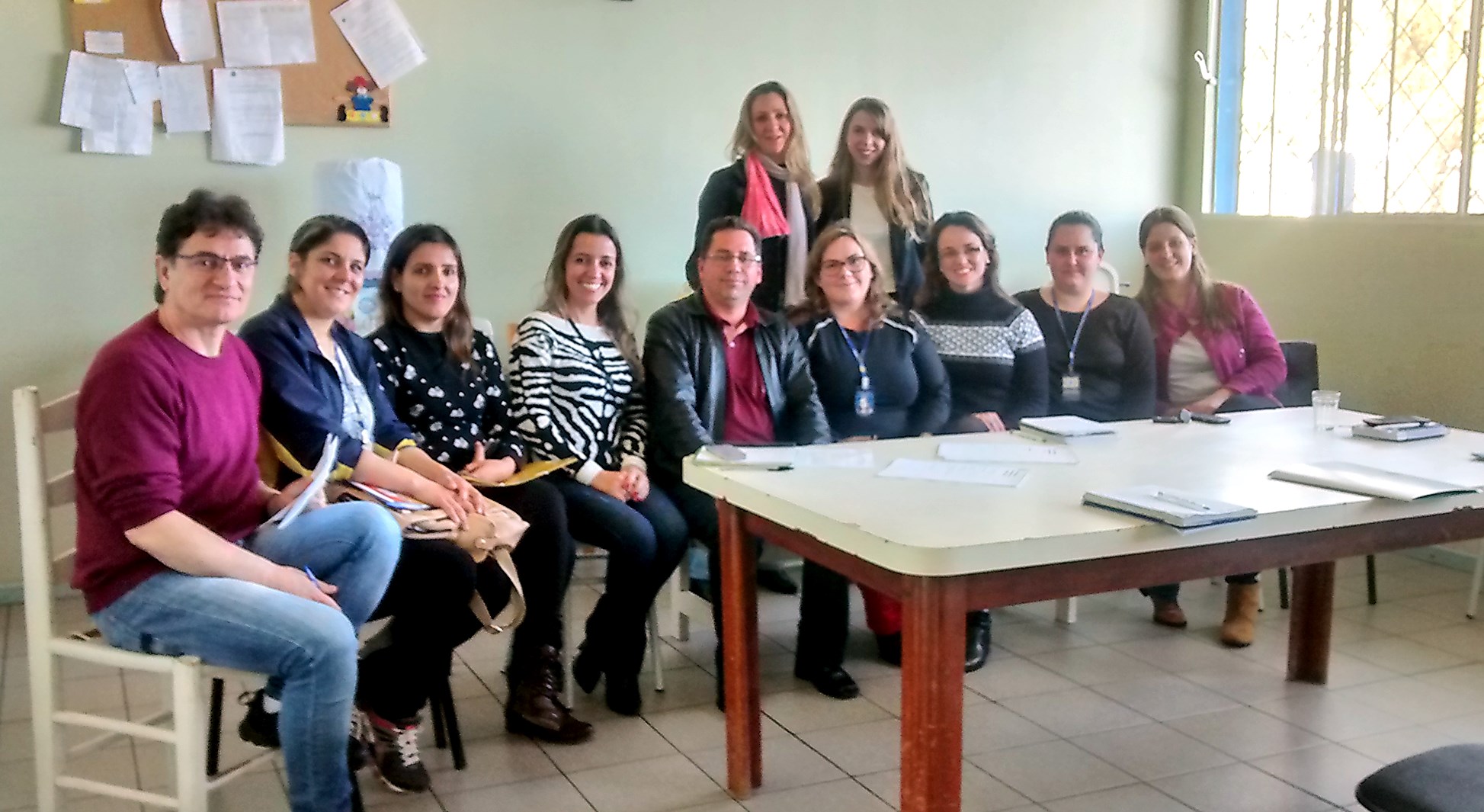 A reunião ocorreu no Abrigo Anjo Gabriel e contou com a presença de representantes de diversas entidades ligadas à rede de proteção à criança e ao adolescente.