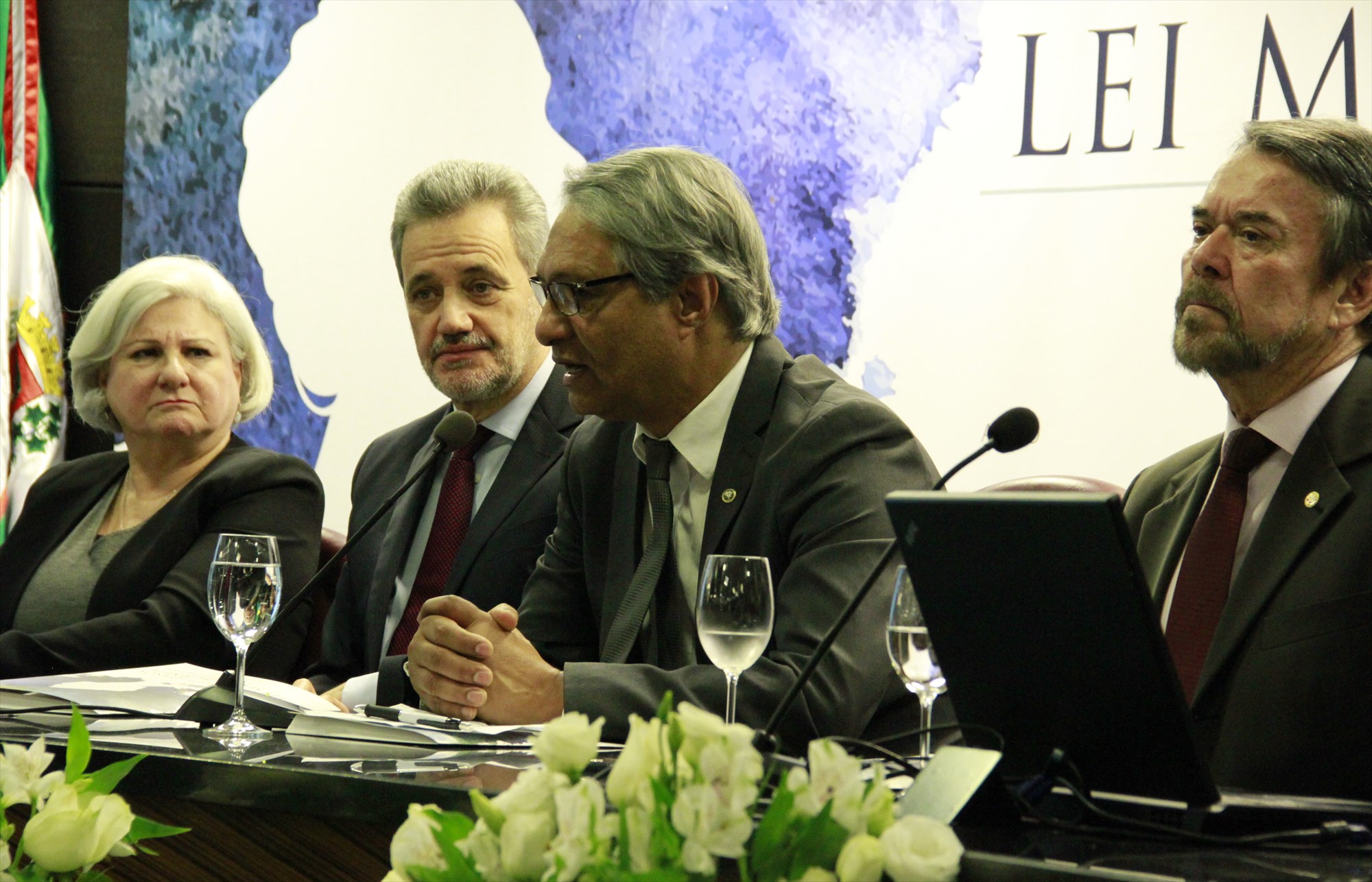 O defensor público-geral do Paraná, Sérgio Parigot de Souza (ao centro da foto), integrou a mesa do encontro no primeiro dia. Ele destacou o avanço que a Lei Maria da Penha representou para as vítimas.