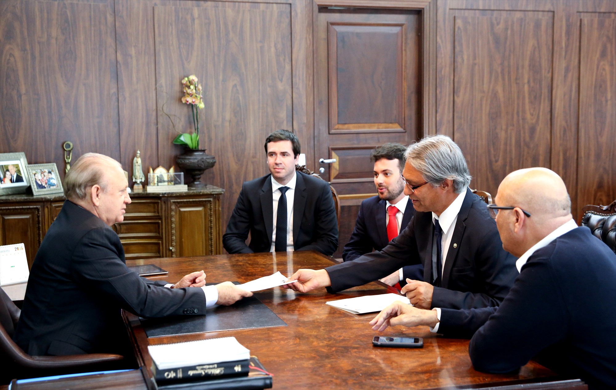 O defensor público- geral, Sérgio Parigot de Souza, acompanhado do coordenador de Planejamento da DPPR, Matheus Munhoz, e do subdefensor público-geral, Dezidério Lima, foram recebidos pessoalmente pelo presidente da Alep, deputado Ademar Traiano (à esquerda na foto), e pelo líder do governo na Assembleia, Luiz Claudio Romanelli (à direita).