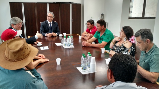 Durante a reunião, que contou ainda com a presença do ouvidor-geral da DPPR, Gerson da Silva, os representantes das comunidades de ciganos, pescadores, ilhéus e faxinalenses, entre outros, expuseram suas principais demandas e pediram auxílio da Defensoria Pública do Paraná para enfrentar as constantes violações dos seus direitos, seja no aspecto cultural, territorial ou social