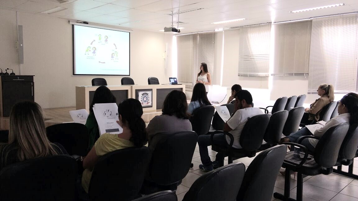 A equipe multidisciplinar da Defensoria em Cianorte realizou palestras com profissionais que vão lidar com os autores de violência doméstica.