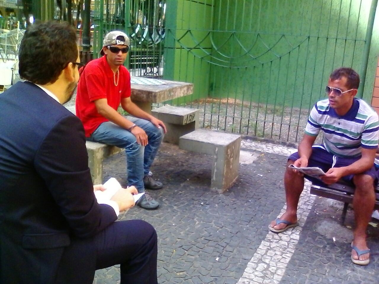 Defensores públicos, assistentes sociais e psicólogos saem às ruas do centro de Curitiba para conhecer melhor as demandas da população em situação de rua e conscientizá-la sobre seus direitos.