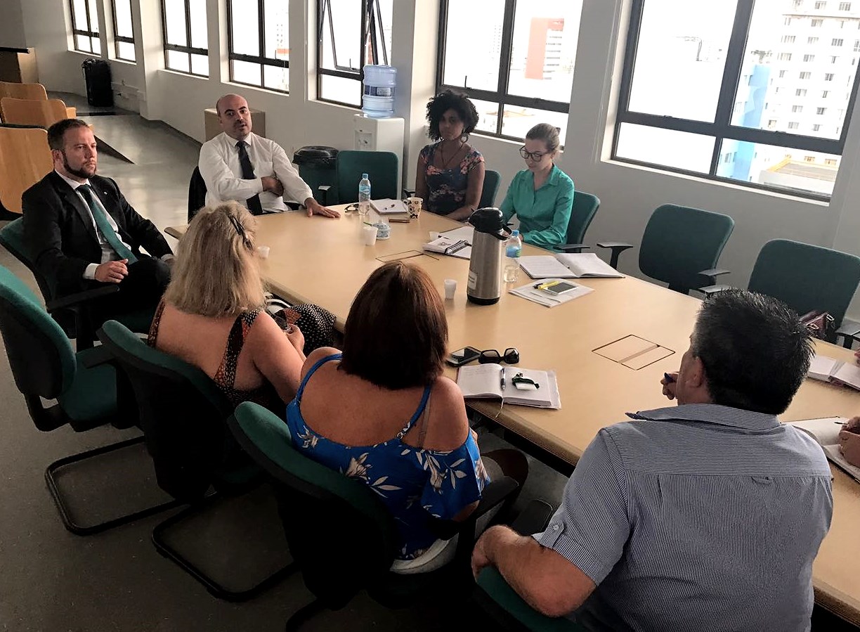 O coordenador do CAM, Marcelo Diniz, na ponta da mesa, se reuniu com assistentes sociais e psicólogos da Defensoria Pública e com representantes dos Conselhos Tutelares de Curitiba.