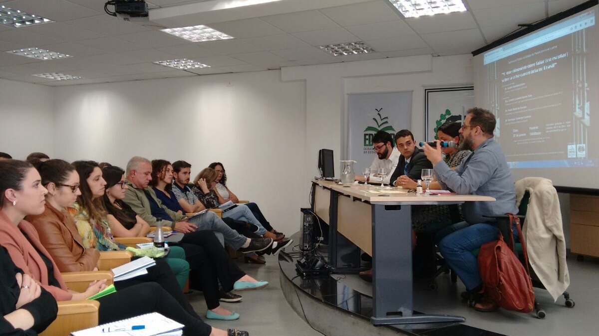 O evento contou com a presença de Camila Caldeira Nunes Dias - professora da Universidade Federal do ABC (UFABC) e autora de tese sobre o Primeiro Comando da Capital (PCC) -, de Pedro Bodê de Moraes, professor e coordenador do Centro de Estudos em Segurança Pública e Direitos Humanos da UFPR, e do defensor público Henrique Camargo Cardoso, que atua na área de execução penal da Defensoria Pública do Paraná. O painel teve mediação do defensor público e professor André Ribeiro Giamberardino.