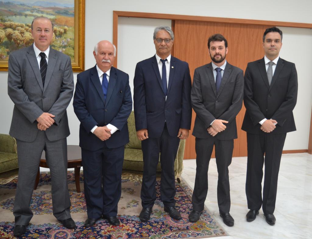 O desembargador Fernando Wolff Bodziak, o presidente do TJ-PR, desembargador Paulo Roberto Vasconcelos, o defensor público-geral do Estado, Sérgio Parigot de Souza, o subdefensor público-geral, Dezidério Machado Lima, e o juiz auxiliar Fábio Ribeiro Brandão.