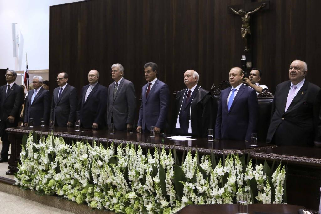 Cerimônia contou com a presença de diversas autoridades, entre elas o governador Beto Richa e o defensor público-geral do Estado, Sérgio Parigot de Souza (primeiro da esquerda para a direita).
