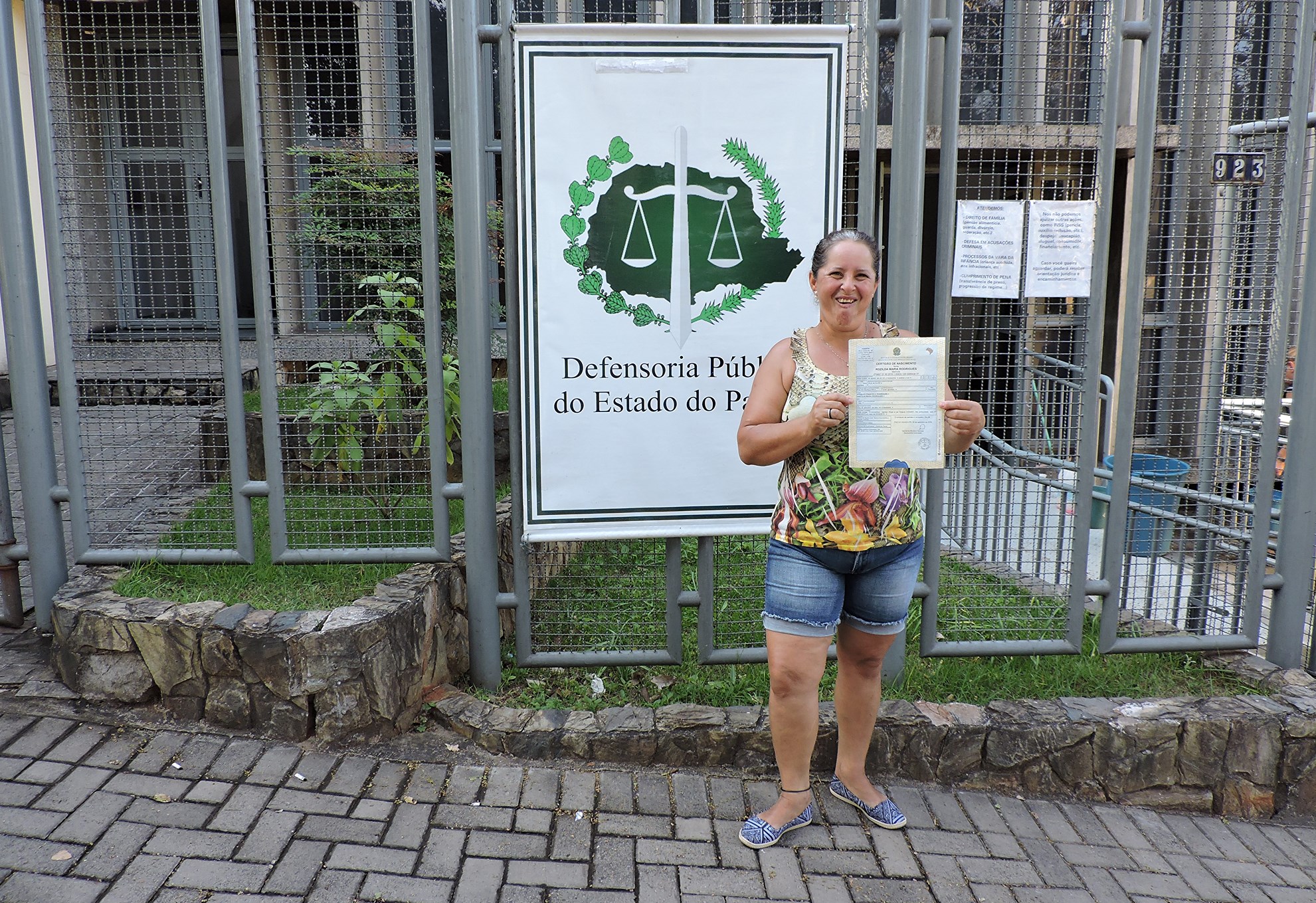 Rozilda mostra com orgulho a nova certidão de nascimento. Sem documentos, ela não conseguia nem embarcar no ônibus para ir visitar os pais em outra cidade.