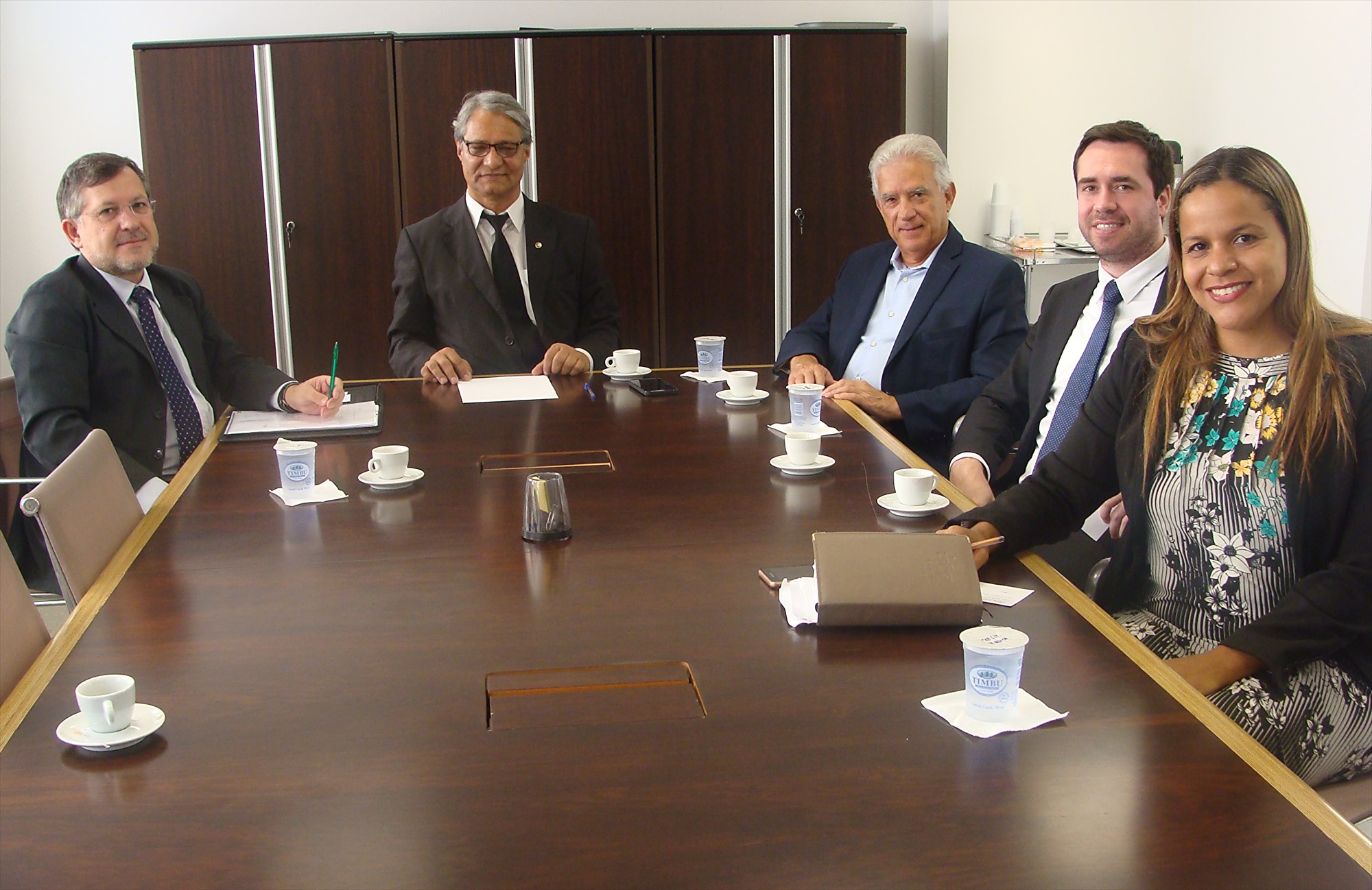 O prefeito de Campo Mourão, Tauillo Tezelli (à esquerda), o defensor público-geral do Estado, Sergio Parigot de Souza, o deputado federal Rubens Bueno, o coordenador de Planejamento da DPPR, Matheus Munhoz, e a coordenadora da sede de Campo Mourão, Olenka Lins e Silva Martins Rocha.