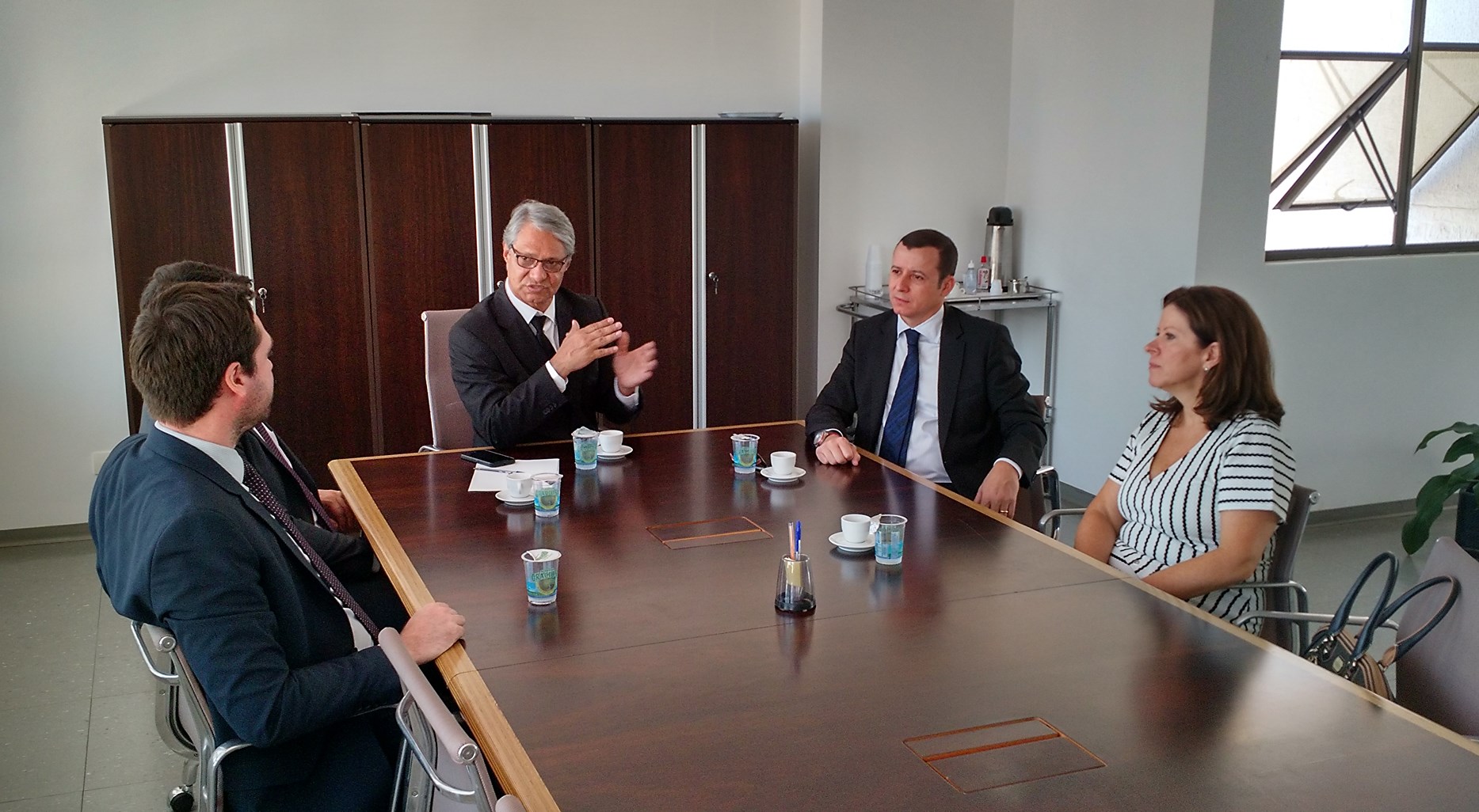 Também se discutiu durante o encontro a possibilidade de promover reuniões técnicas com os setores que cuidam da área de saúde das duas instituições, no intuito de estabelecer ações integradas quanto a entrega de medicamentos por via extrajudicial.