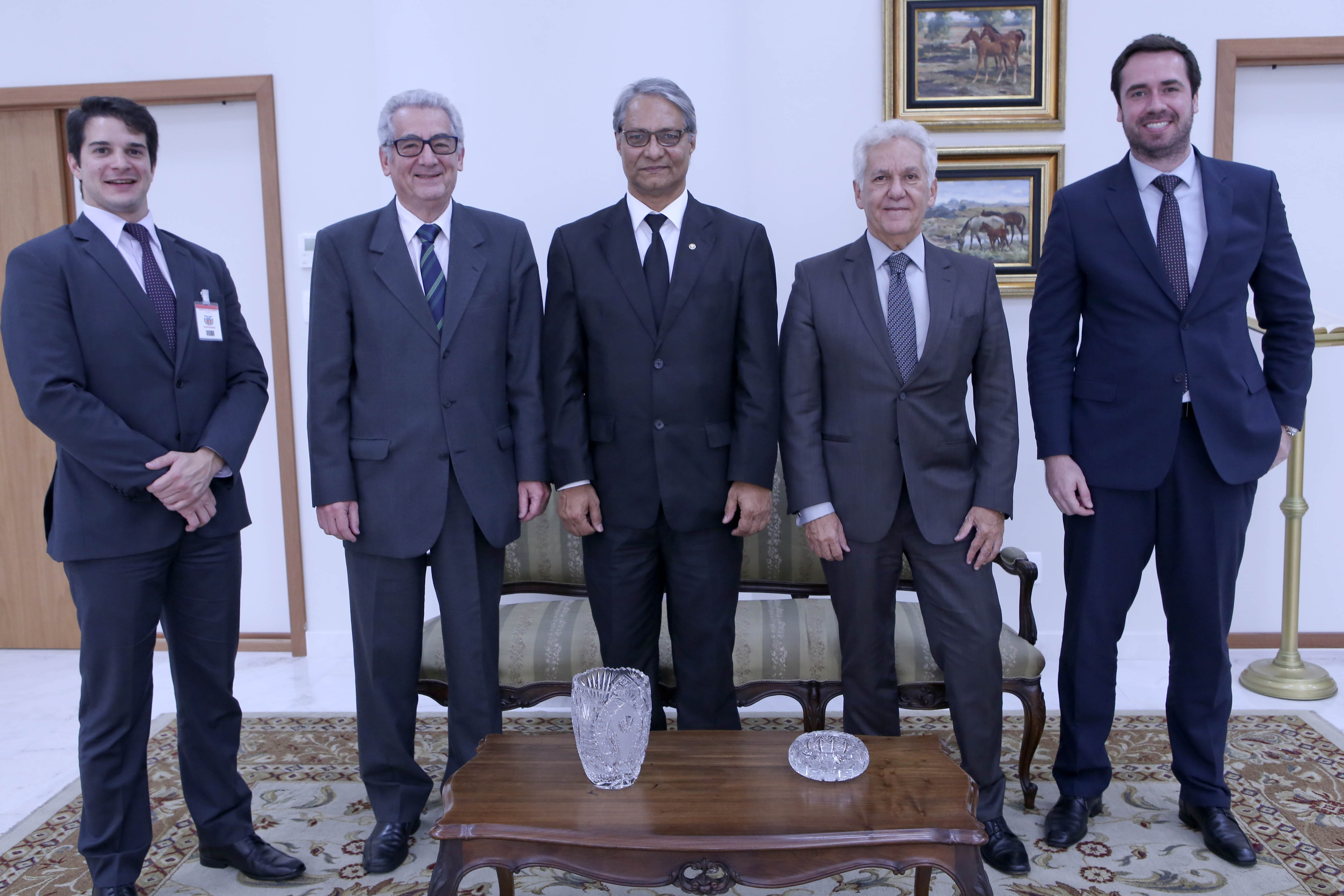 O chefe de Gabinete da DPPR, Paulo Cinquetti Neto, o desembargador Rogério Coelho, o defensor público-geral do Paraná, Sérgio Parigot de Souza, o presidente do TJ-PR, desembargador Renato Braga Bettega, e o coordenador de Planejamento da Defensoria Pública, Matheus Munhoz, durante reunião na sede do Tribunal de Justiça do Estado.