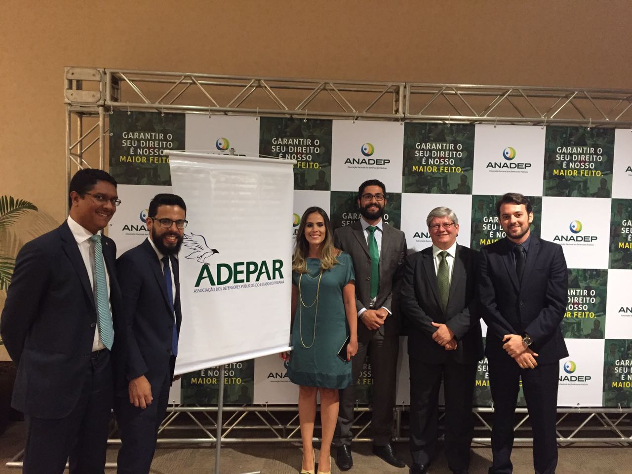 DPPR na solenidade de posse da nova diretoria da ANADEP. Da esquerda para a direita: os defensores públicos Ricardo Menezes, Fernando Redede, Thaísa Oliveira, Vitor Tavares, o ouvidor-geral Gerson da Silva, e o defensor público Dezidério Lima.