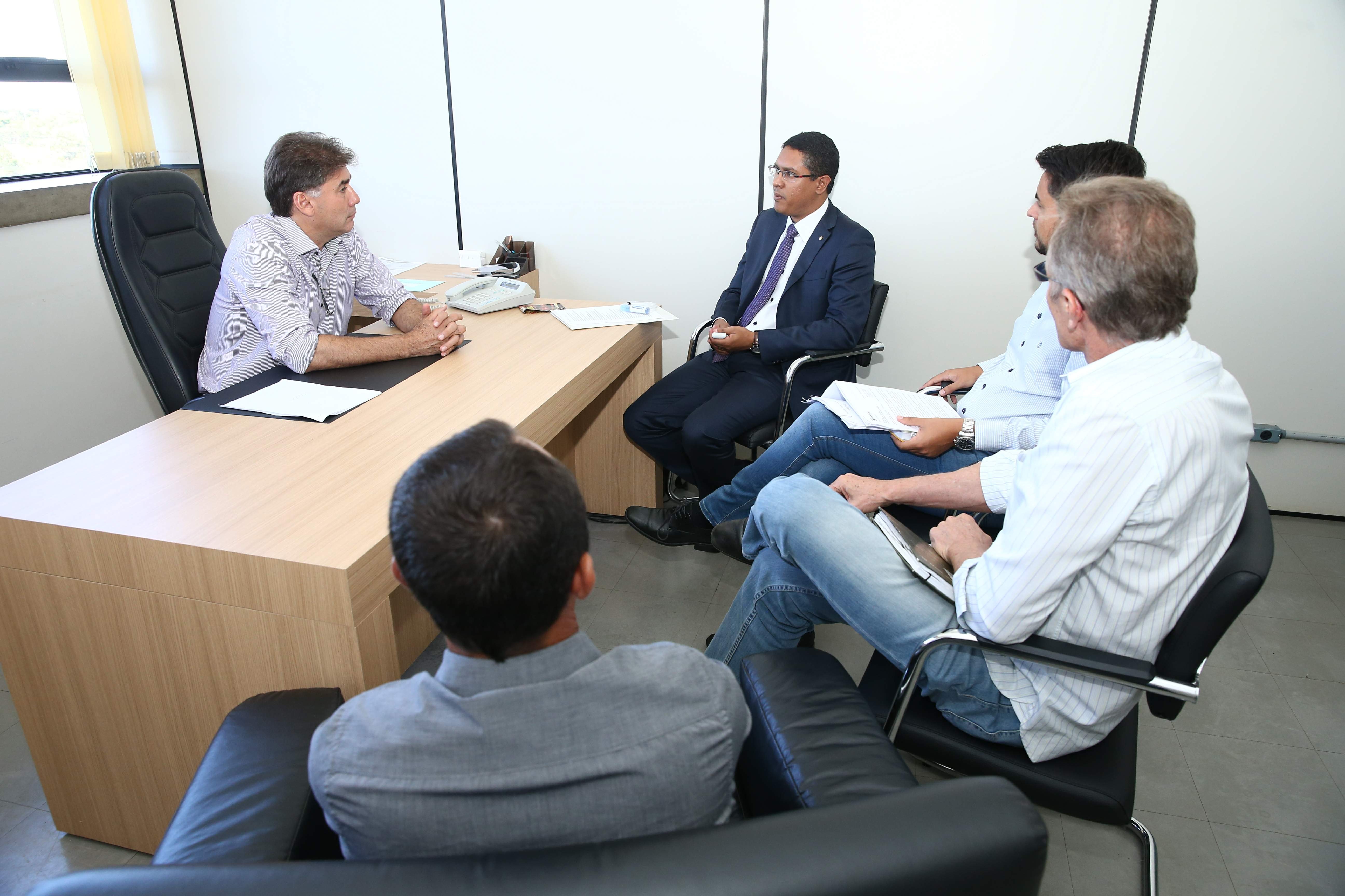 O prefeito de Cascavel, Leonaldo Paranhos, reuniu-se com o defensor público Ricardo Menezes (de terno escuro) e alguns secretários para discutir as medidas que o Município está tomando para tratar da situação da ocupação no Jardim Gramado.
