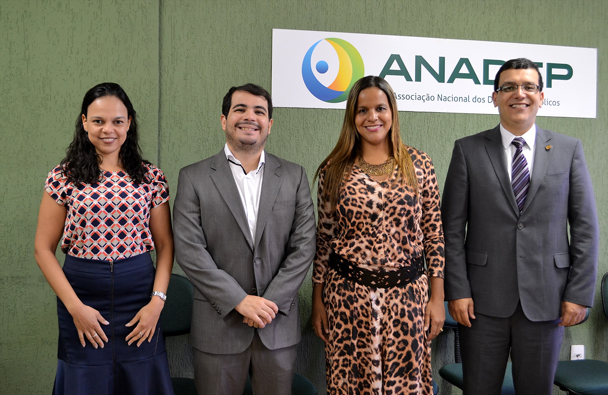 Os defensores públicos Luiza Lins Veloso (SP), Benito Pereira (MA), Olenka Martins Rocha (PR) e Juliano Viali (RS) participaram do encontro da Comissão Especial de Mobilidade Urbana, Moradia e Questões Fundiárias da ANADEP, que ocorreu em Brasília.