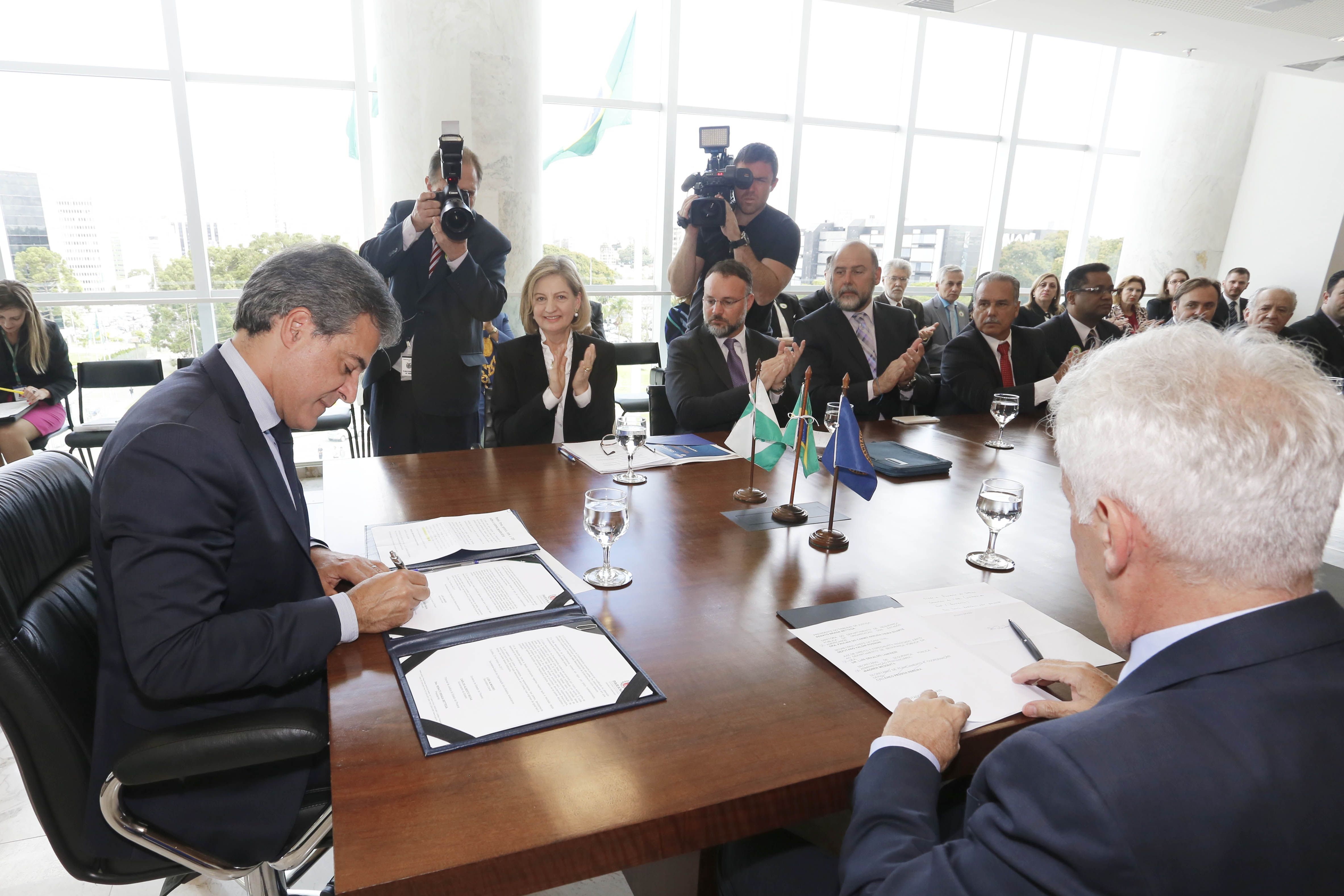 A parceria, inédita no Brasil, foi assinada na quinta-feira (23) pelo governador Beto Richa e pela diretora do Departamento de Segurança Pública da OEA, Paulina Duarte, em solenidade no Palácio Iguaçu.