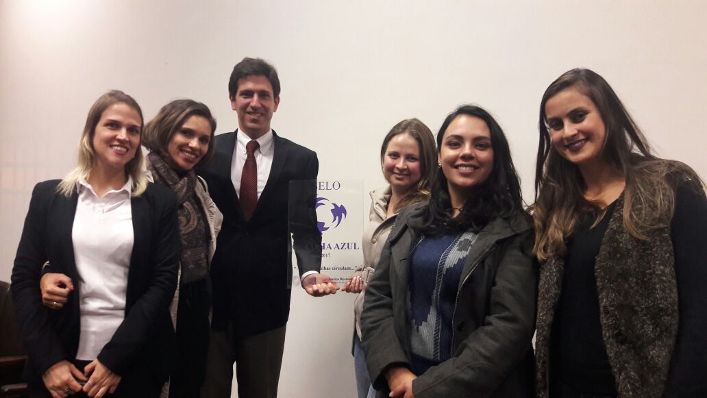 Participaram da solenidade de entrega do selo os defensores públicos Ana Paula Costa Gamero, Júlio Cesar Duailibe Salem Filho e Mônia Regina Damião Serafim, a psicóloga Patrícia Regina Oldbermann Duda e as assistentes sociais Ana Leticia de França e Evelyn Paula Soares Matioski de Lima.