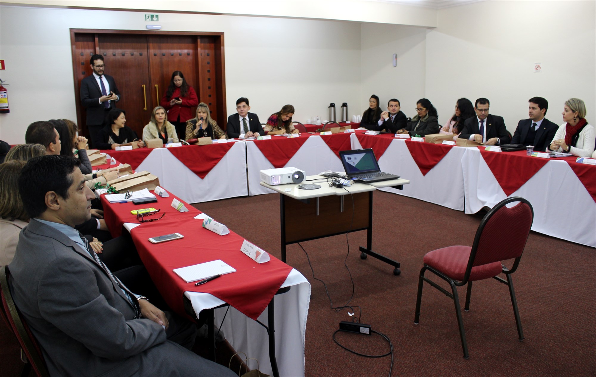Encontro em Curitiba reúne mais de vinte representantes das Defensorias Públicas do país.