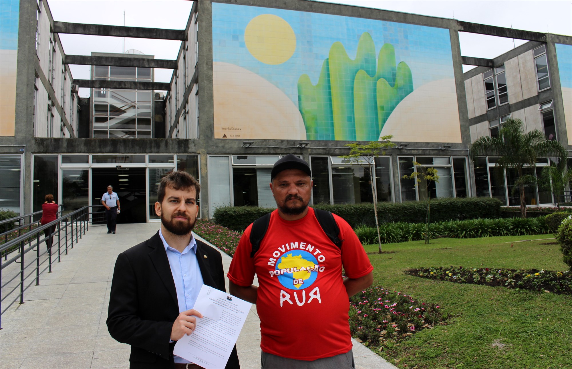 O defensor público Bruno Passadore e Norley Anderson Maia, do Movimento Nacional da População em Situação de Rua: recomendações administrativas foram protocoladas na sede da Prefeitura de Curitiba na última sexta-feira (18).