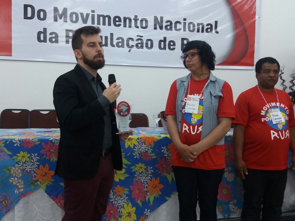 O defensor público Bruno Passadore recebe o prêmio