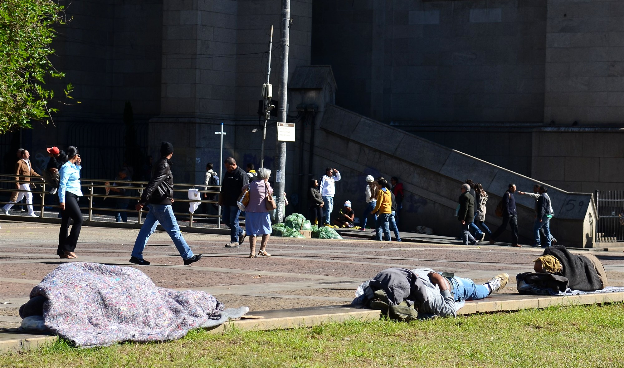 A medida estabelecida pela Defensoria Pública determina, ainda, que o atendimento à população de rua deve seguir algumas diretrizes, entre elas a de se estabelecer parcerias e articulações com as demais instituições públicas da rede de assistência social, universidades, ONGs e outras entidades com atuação nesse setor.