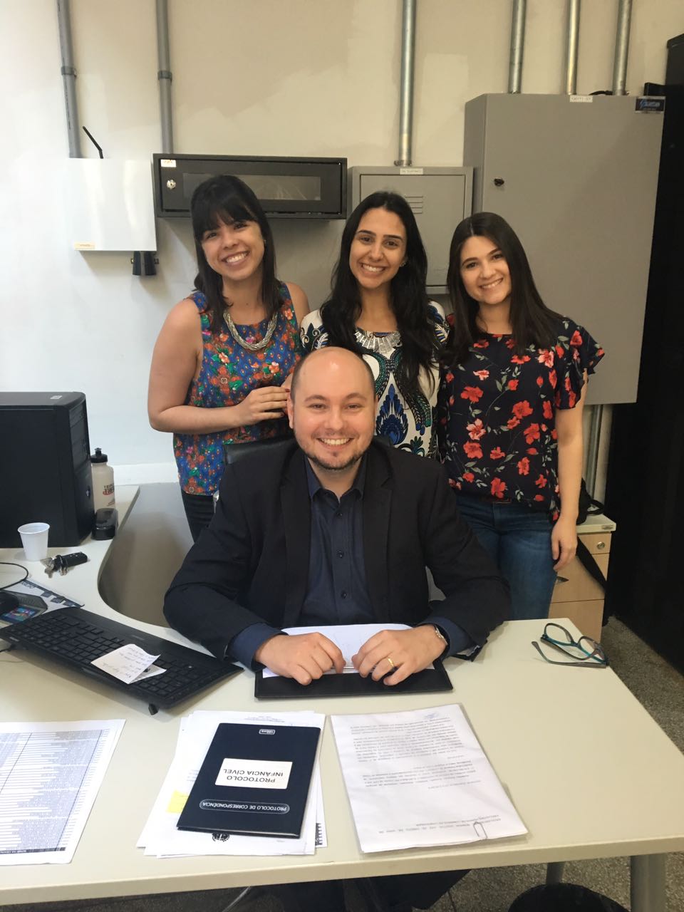 O defensor público Gabriel Lutz e as voluntárias Thais Gatti, Bruna Esteves e Bruna Perugini. A sede da DPPR em Londrina possui hoje cerca de 20 voluntários.
