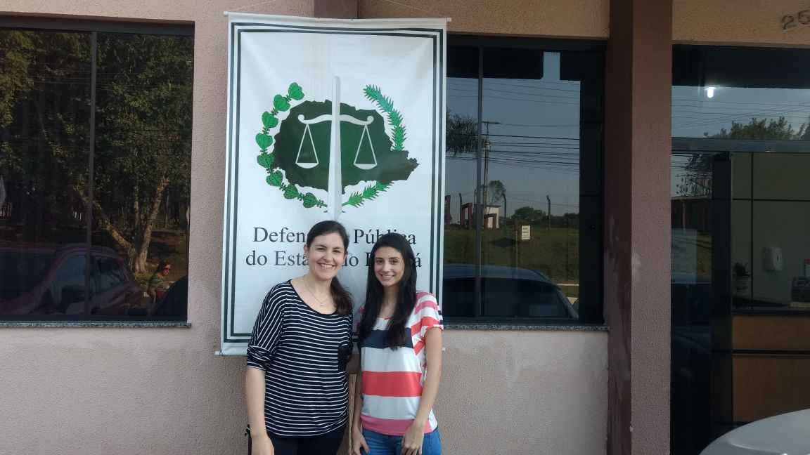 A assessora jurídica Fernanda dos Santos Paim (à esquerda), que supervisiona o serviço da voluntária Barbara Martini na sede da DPPR em Guarapuava, explica que as responsabilidades dos voluntários não diferem das exercidas pelos estagiários.