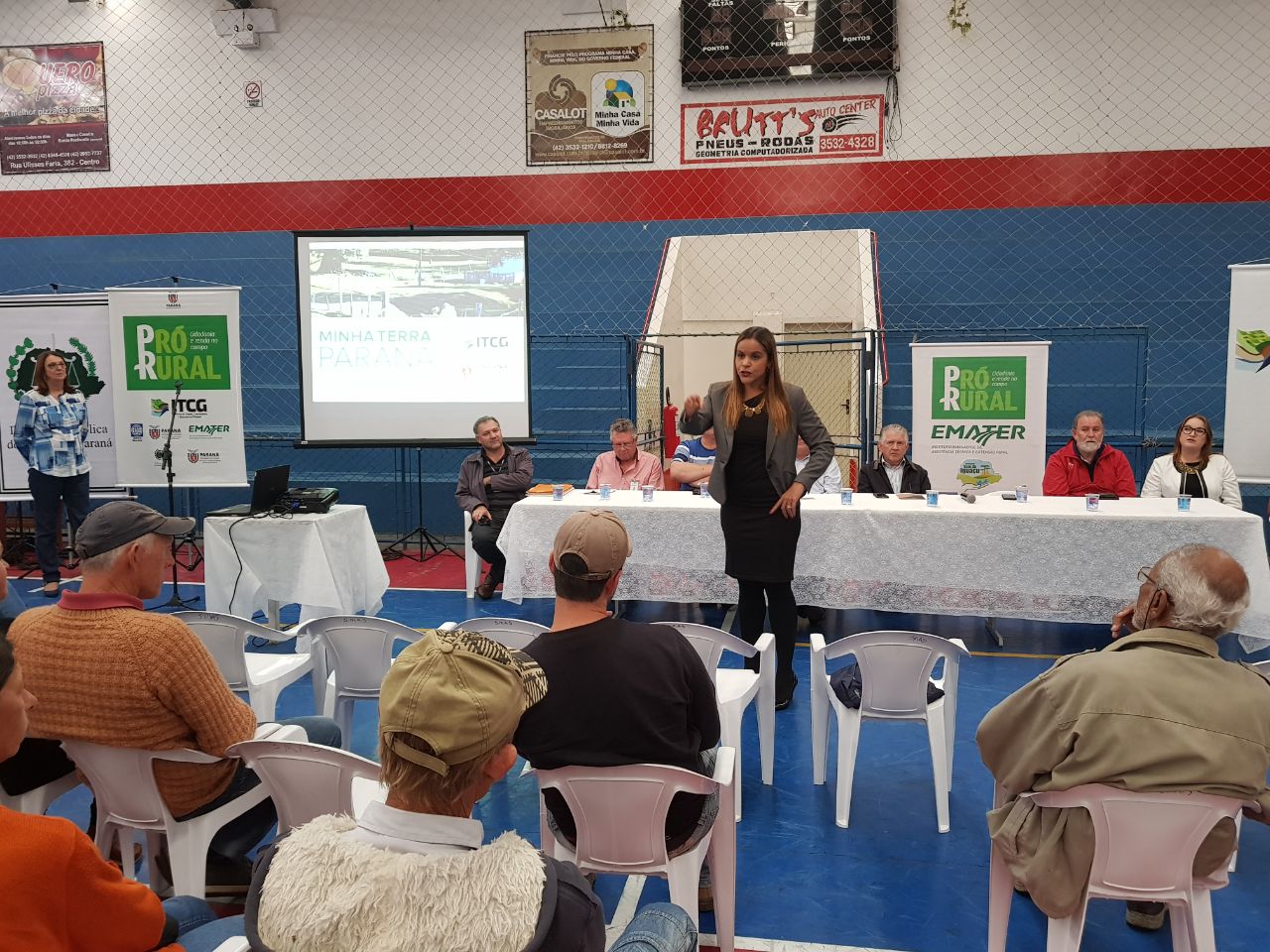 A defensora pública coordenadora do Núcleo Itinerante das Questões Fundiárias e Urbanísticas (NUFURB) da Defensoria Pública do Paraná, Olenka Lins e Silva, participou nesta sexta-feira (27), de uma audiência pública em São Mateus do Sul.