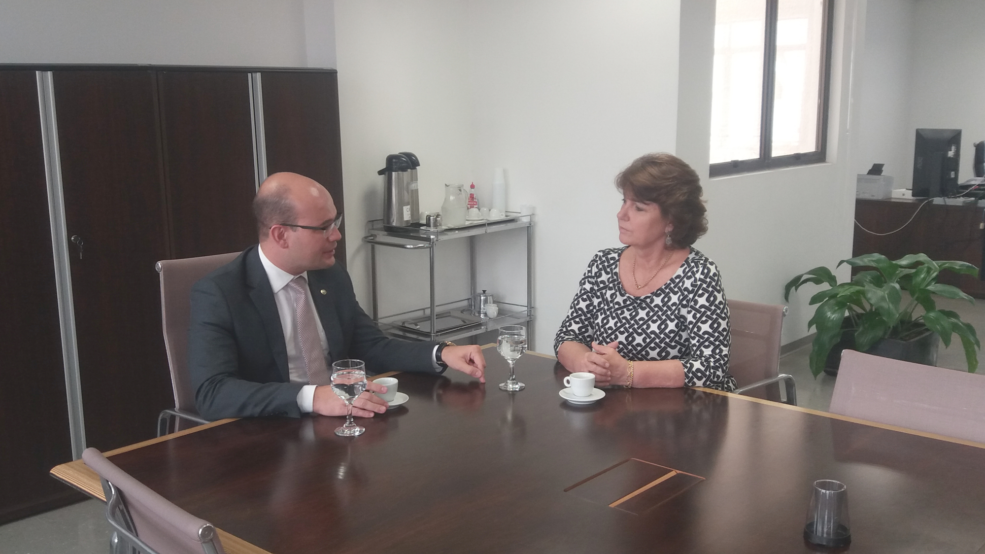 Defensor público-geral, Eduardo Abraão, em reunião com a Deputada Cristina Silvestri