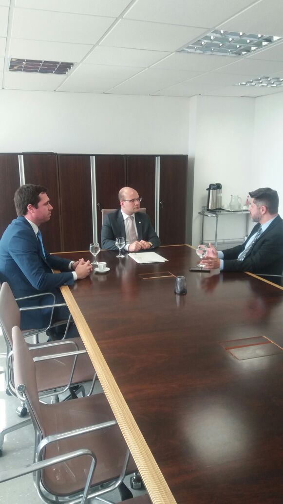 Odefensor público-geral do Estado, Eduardo Abraão e o subdefensor público-geral Matheus Munhoz, com o procurador-geral do Estado Dr. Paulo Rosso.