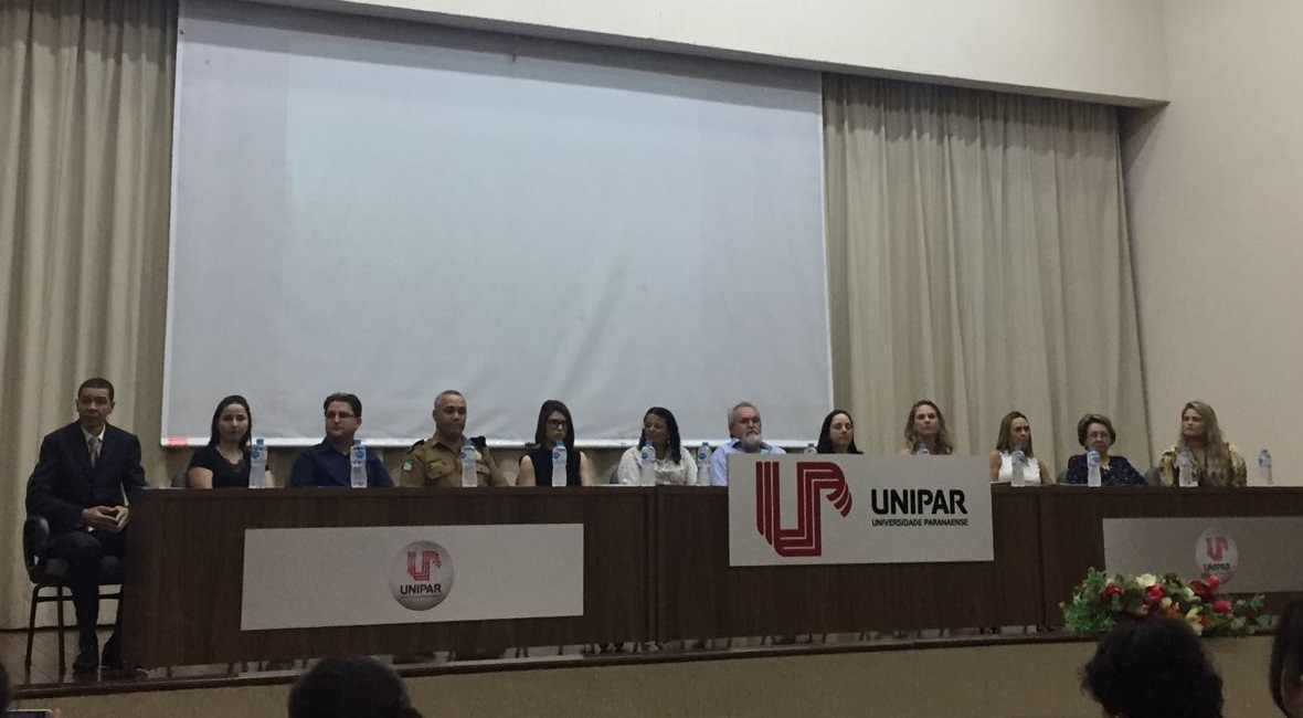 Mesa de abertura do I Encontro de Atendimento ao Autor da Violência contra a Mulher. A partir da esquerda: Grazielle Ganhão (2°) e Pietra Carolina Previate (5°).