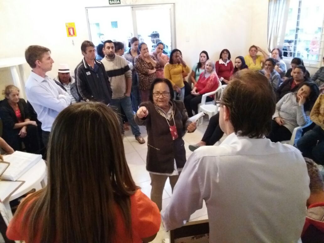 na foto estão: a coordenadora do Núcleo Itinerante das Questões Fundiárias e Urbanísticas (NUFURB), Olenka Lins e Silva, o promotor das Comunidades do Ministério Público, Régis Rogério Sartori e os moradores do condomínio, participantes da reunião.