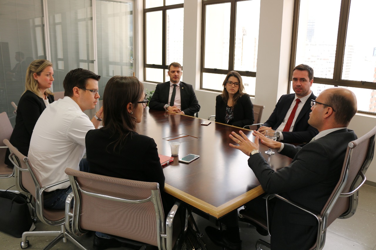 Na foto estão: O defensor público-geral, Eduardo Abraão, o subdefensor público-geral, Matheus Munhoz, a presidente Lívia Martins Salomão Brodbeck e Silva; o vice-presidente, Ricardo Milbrath Padoim; o diretor Jurídico, Tiago Bertão de Moraes; a diretora de Relações Institucionais e Comunicação, Mariela Moni Tozetto; a diretora de Assuntos Legislativos, Natália Marcondes Stephane.