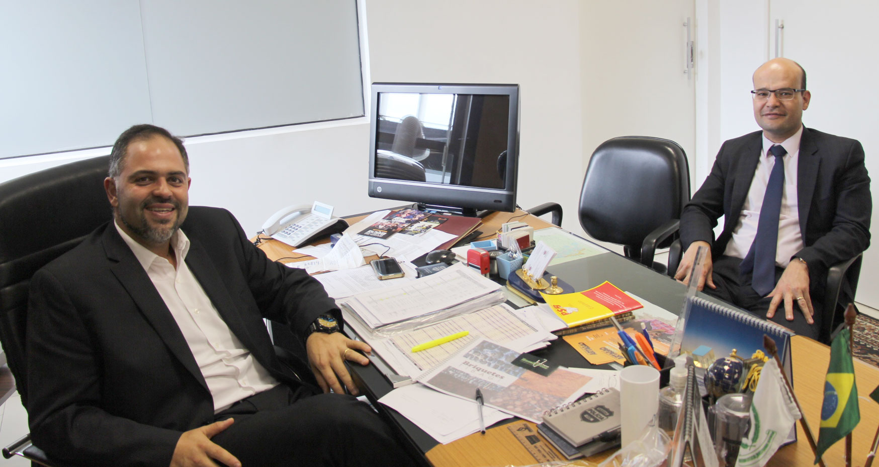 Estão na foto, da esquerda para a direita, o secretário da Justiça, Trabalho e Direitos Humanos (Seju), Artagão Júnior e defensor público-geral, Eduardo Abraão.
