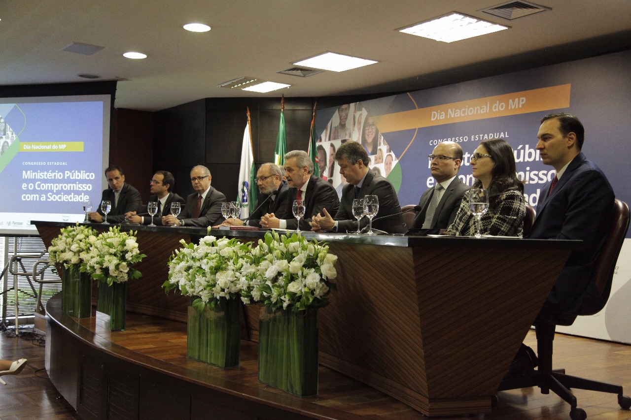 da esquerda para a direita estão, Moacir Kornievicz da Silva, Cláudio Franco Felix, Ney Roberto Zanlorenzi, Victor Hugo Palmeiro de Azevedo Neto, Arion Rolim Pereira, Ivonei Sfoggia, Sandro José Neis, Eduardo Abraão, Patrícia Daher e Eduardo Cambi.