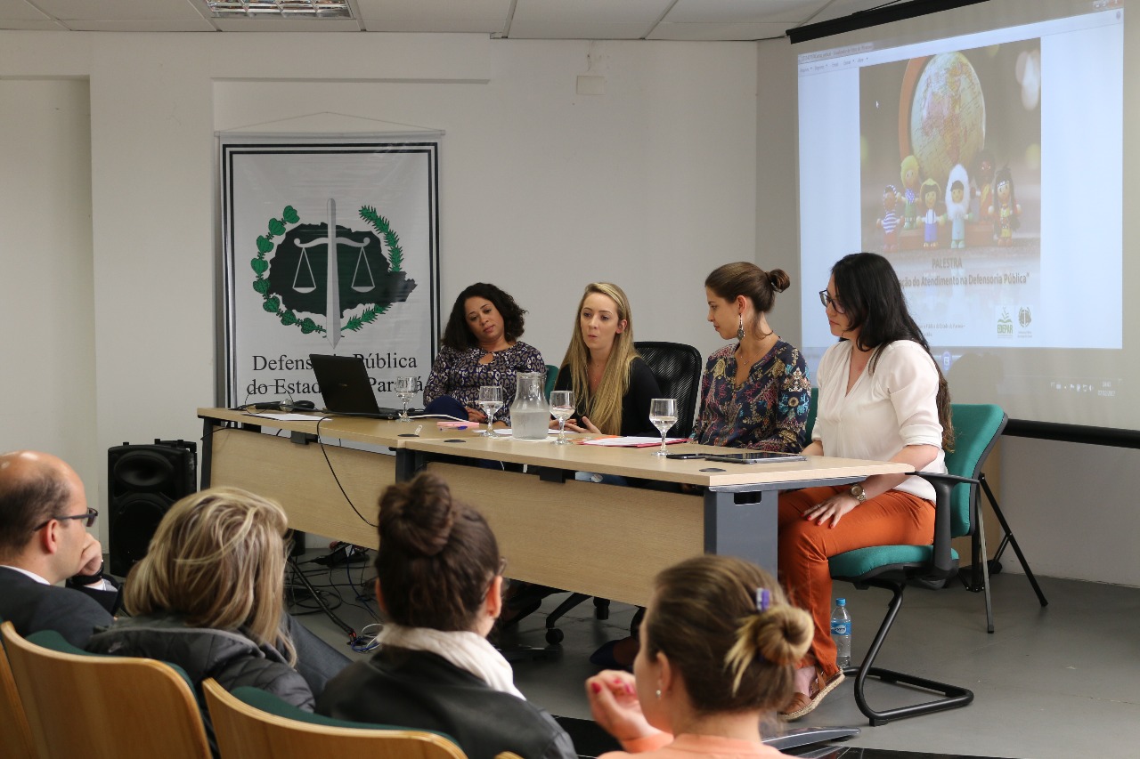 Da esquerda para a direita: a defensora pública Patrícia Rodrigues Mendes, a estagiária de Direito Marcella Stival, a assistente social Janaíne P. Nunes dos Santos e a psicóloga Jéssica Paula da Silva Mendes.