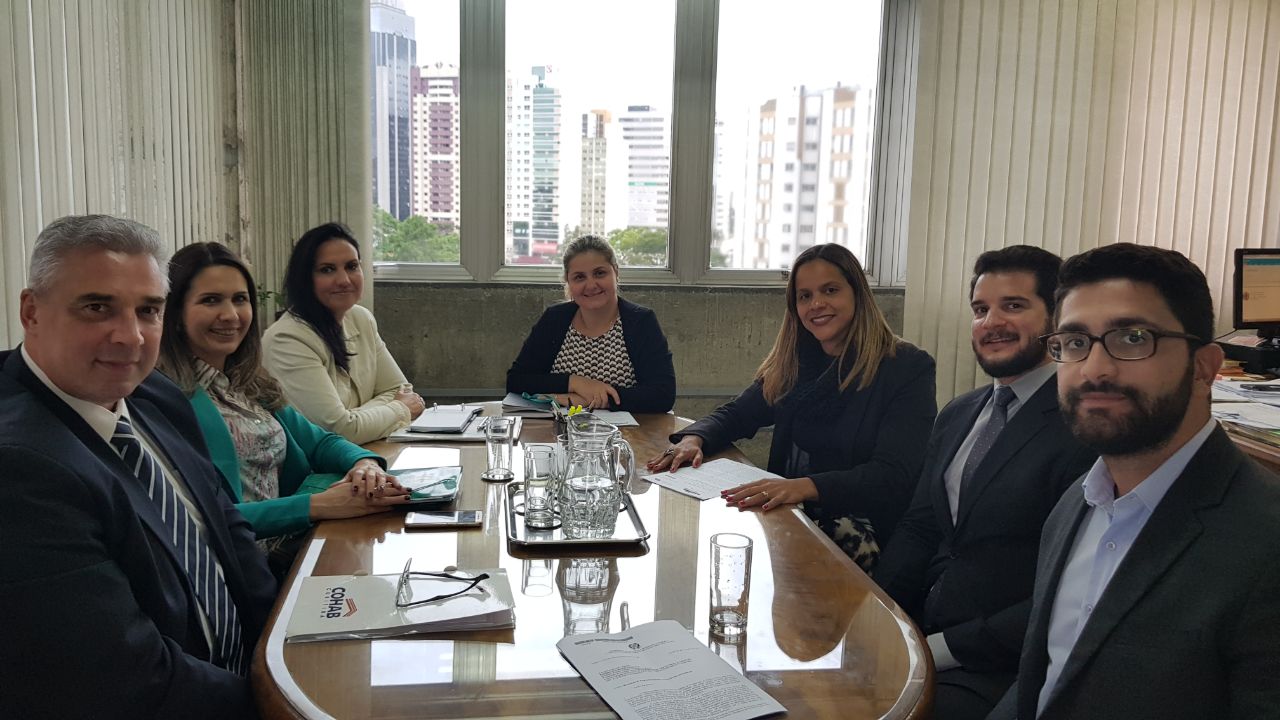 Estão na foto, da esquerda para a direita: funcionários da COHAB, as procuradoras gerias Claudine Camargo Bettes e Vanessa Volpi, a a coordenadora do Núcleo Itinerante das Questões Fundiárias e Urbanísticas (NUFURB), Olenka Lins e Silva, o Chefe de Gabinete da Defensoria Pública-Geral, Paulo Cinquetti Neto e o defensor público e auxiliar do NUFURB Vitor Eduardo Tavares de Oliveira.