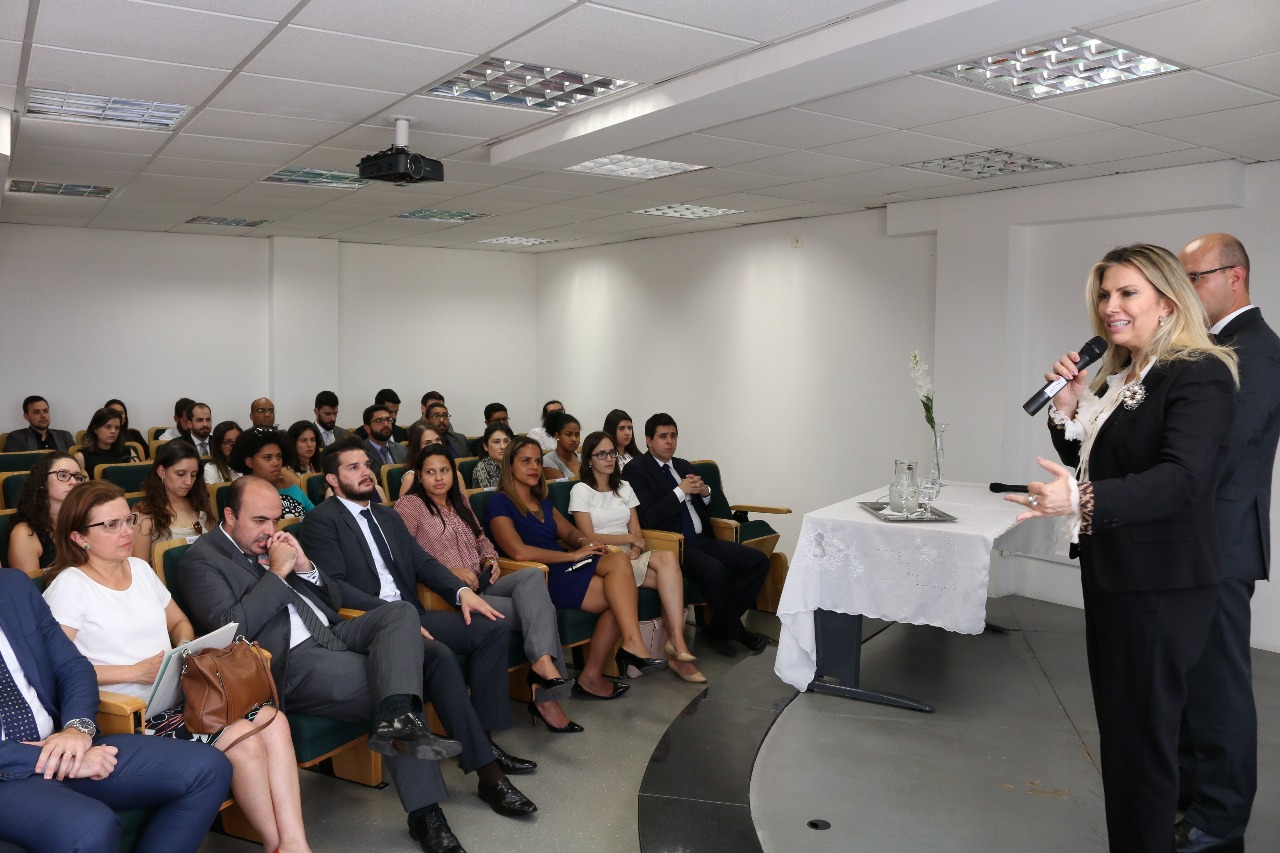 Vice-governadora falando para participantes da visita.