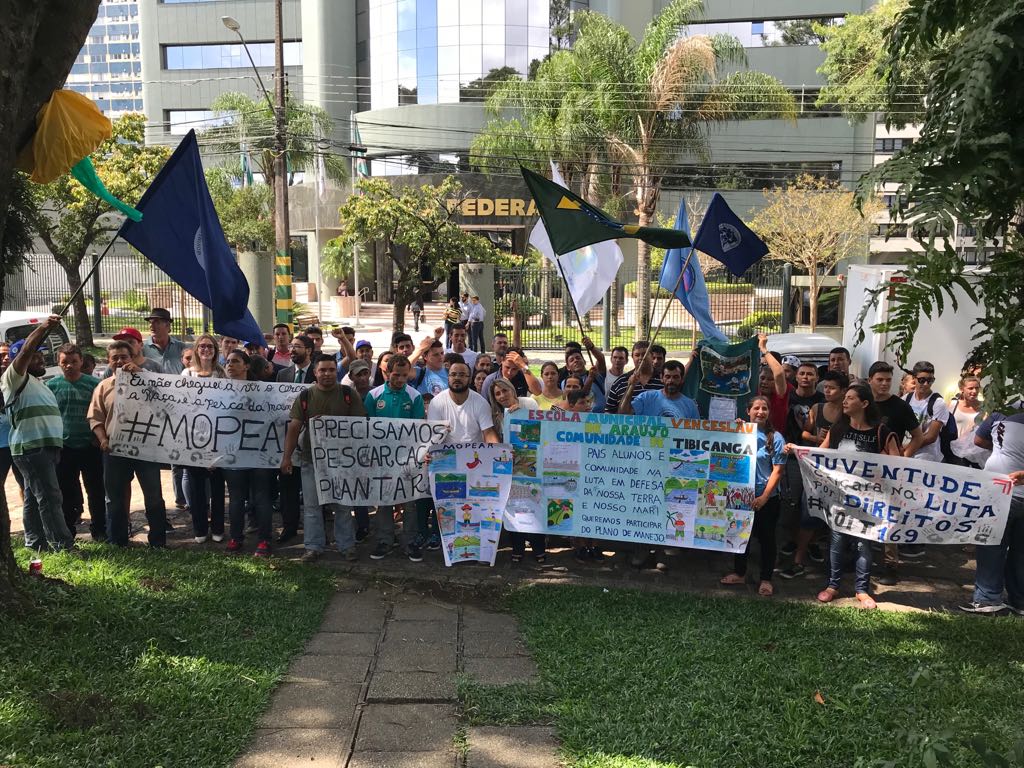 Os pescadores se manifestaram antes da audiência, realizada na 11ª Vara Federal de Curitiba.