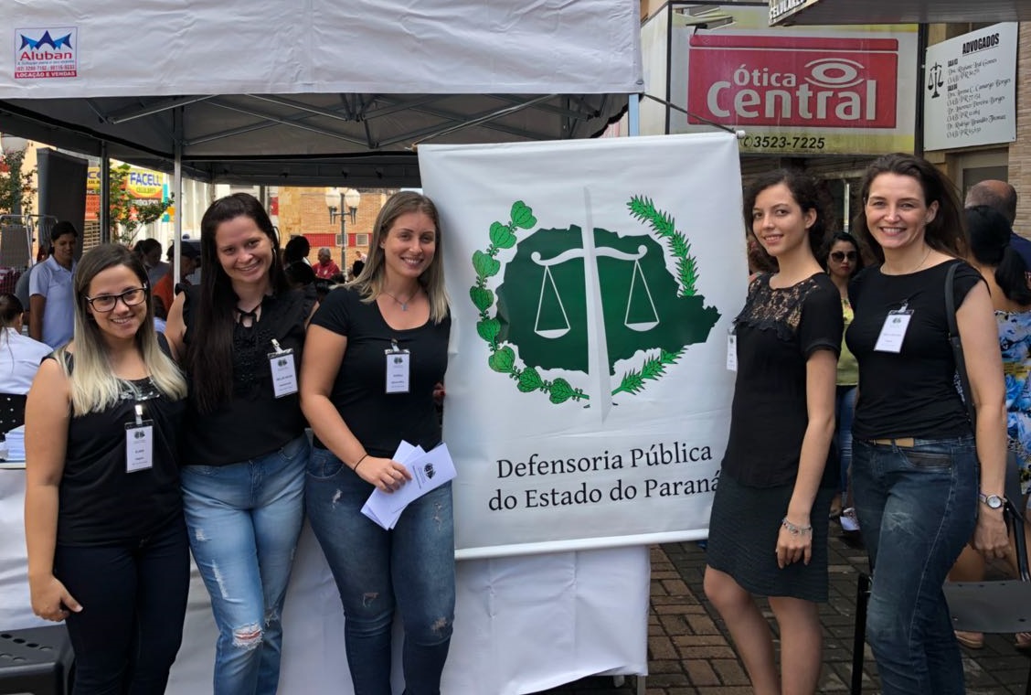 No dia 10 de março, a defensora Mariela Moni, a assistente social Hellen Mayra Piva e as estagiárias Elaine Carmona, Séfora Rufino e Tânia Goulart levaram orientação jurídica para um evento em prol das mulheres, realizado no centro de Cornélio Procópio.