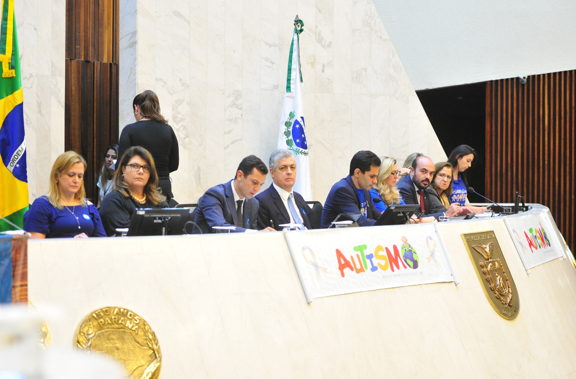 Audiência pública debate políticas de saúde para tratamento do autismo na Assembleia Legislativa do Paraná.