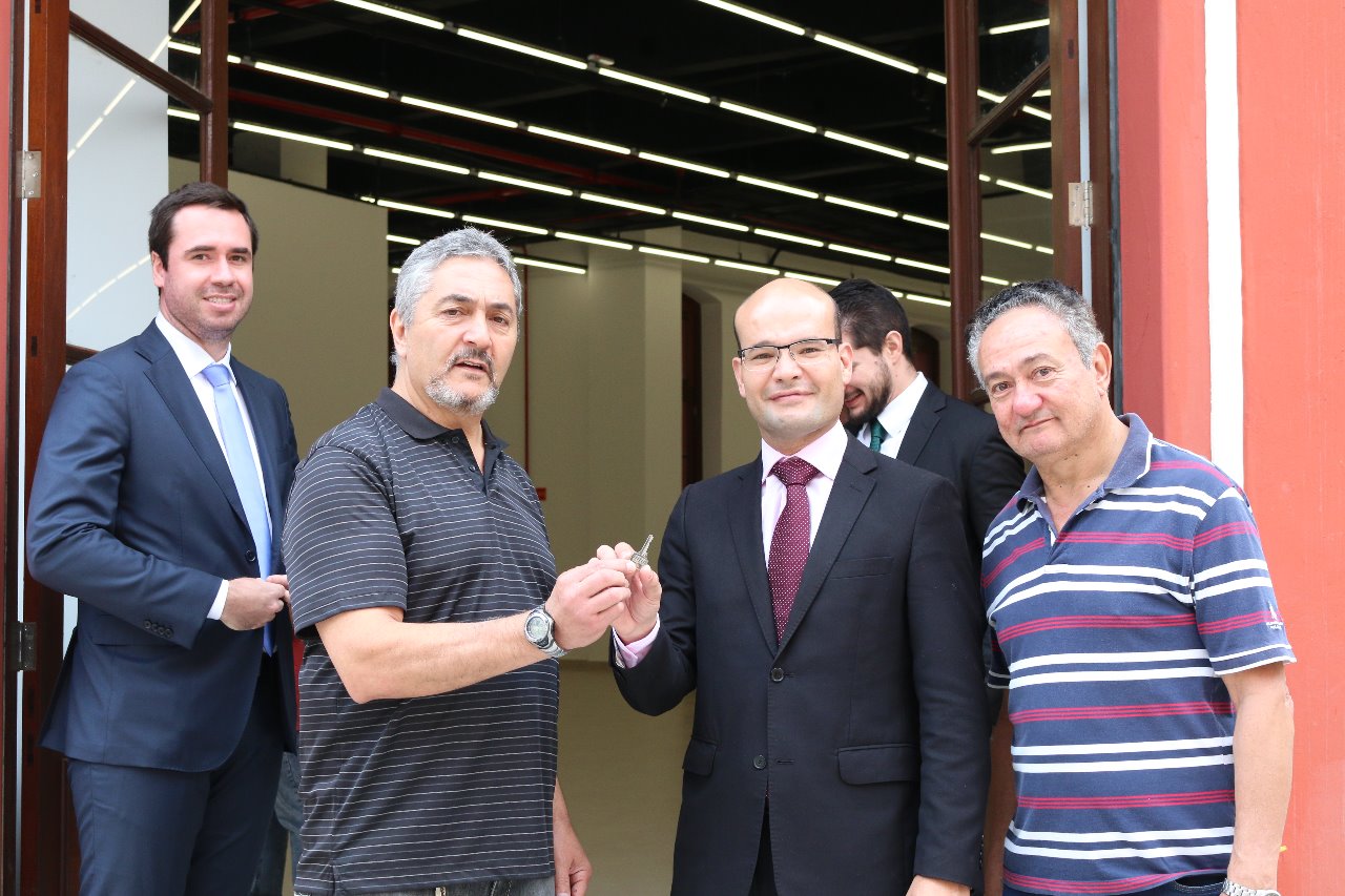 Defensor público-geral, Eduardo Abraão, recebendo a chave do novo prédio.