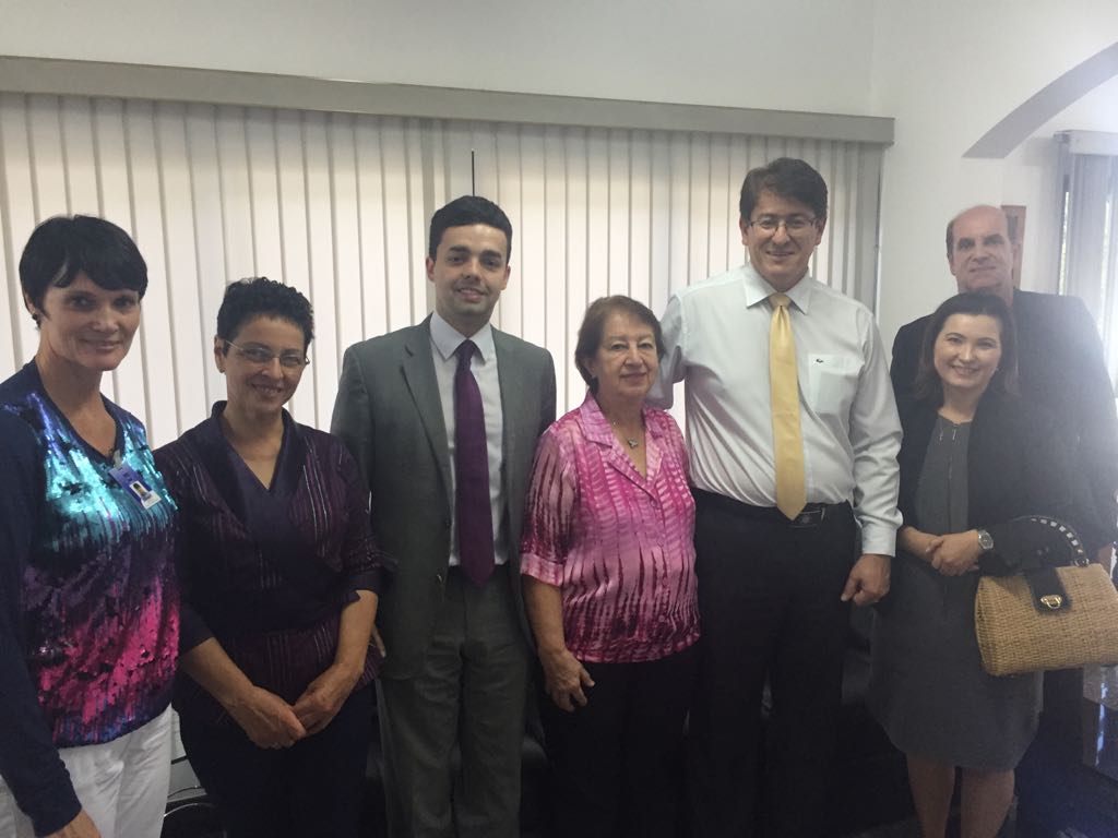 O defensora coordenador André Giamberardino junto aos participantes da visita e reunião.