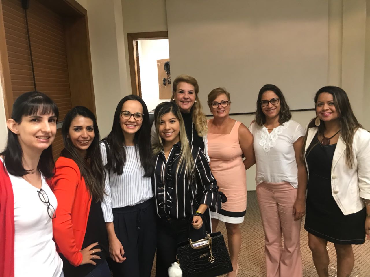 Da esquerda para a direita: Psicóloga Fernanda, Psicóloga Alysha, assessora Bianca , estagiária Carol Marques, Sra. Zilda Marcondes, juíza da 6ª vara criminal, coordenadora da delegacia da mulher no Paraná, Dra. Marcia Vieira e as assistentes sociais, Nara e Juscilene.
