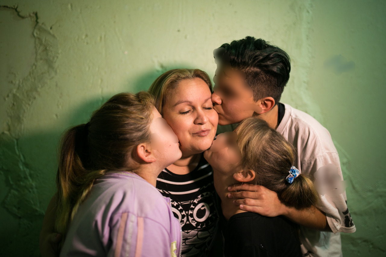 Presa com os filhos.