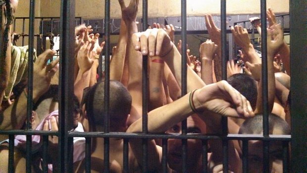 Imagem da carceragem lotada da Delegacia de Pinhais divulgada no jornal