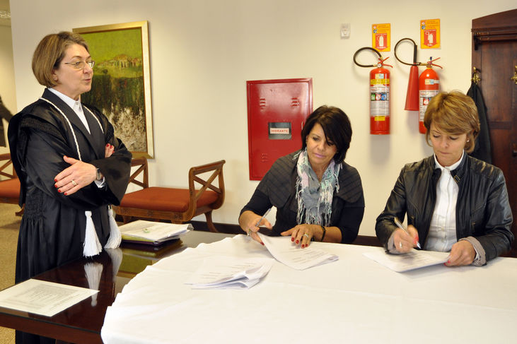 Ao centro, a Defensora Pública-Geral do Estado do Paraná - Dra. Josiane Fruet Bettini Lupion.