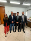 Imagem do defensor público-geral André Giamberardino, junto do defensor público Fabiano Augusto Malaghini, da defensora pública Maria Luiza Furbino de Novaes Gomes e do prefeito de União da Vitória Bachir Abbas