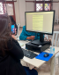Imagem mais detalhada do atendimento dos defensores, mostrando o defensor em chamada de vídeo com um assistido.