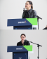 Imagem em formato de colagem onde mostra uma foto em cima da outra, tanto quanto na imagem superior e na inferior, são duas mulheres discursando.