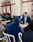 Imagem que mostra o Coordenador da Assessoria de Projetos Especiais, Matheus Cavalcanti Munhoz, atendendo o público junto aos defensores.