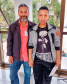 Imagem que mostra a usuária da DPE-PR Priscila Patrícia Rodrigues ao lado do pai. Eles estão de pé e o pai está com uma das mãos no ombro da filha.